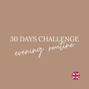 Könnte beinhalten: Hellbrauner Hintergrund mit weißem Text. Der Text lautet "30 DAYS CHALLENGE" in einer serifenbetonten Schriftart und "evening routine" in einer Schreibschrift. Unten rechts ist die britische Flagge.