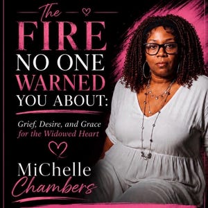 Könnte beinhalten: Eine Werbegrafik für ein E-Book mit dem Titel The Fire No One Warned You About: Grief, Desire, and Grace for the Widowed Heart von MiChelle Chambers. Es zeigt eine Person mit dunklem lockigem Haar und Brille in einem weißen Oberteil.