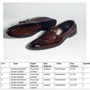 Op de afbeelding: Donkerbruine leren loafers met kwastjes. Deze handgemaakte schoenen hebben een klassiek ontwerp. De afbeelding toont de schoenen vanuit verschillende hoeken, waarbij het vakmanschap en de stijl worden benadrukt.