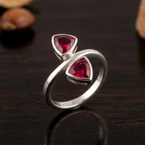 Anillo de rubí sintético talla trillón, banda abierta de plata de ley 925.