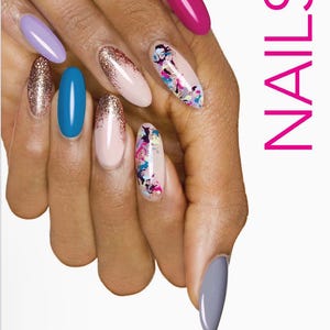 Może przedstawiać: Dłoń z długimi, owalnymi paznokciami w różnych kolorach i wzorach. Kolory obejmują różowy, niebieski, złoty brokat i kwiatowy wzór. Słowo "NAILS" jest w kolorze różowym, pionowo po prawej stronie. Logo milady znajduje się na dole.
