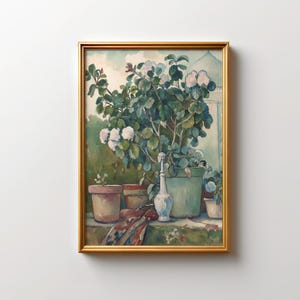 Op de afbeelding: Een ingelijste aquarel schildering van potplanten. Het kunstwerk toont een grote groene potplant met witte bloemen, verschillende kleinere terracotta potten en een decoratieve witte vaas. De schildering heeft een gouden lijst en een zacht, natuurlijk kleurenpalet.