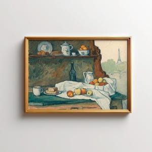 Könnte beinhalten: Gerahmtes Stillleben-Gemälde mit einem Tisch mit weißem Tuch, Obst, einer Flasche und einem Krug. Ein Regal darüber enthält Teller, eine Teekanne und Orangen. Der Eiffelturm ist im Hintergrund zu sehen.