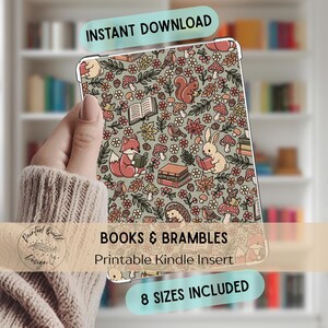 Może przedstawiać: Przezroczysta wkładka do czytnika Kindle z powtarzającym się wzorem zwierząt leśnych, w tym lisa, królika, wiewiórki, jeża i ptaków czytających książki, pośród grzybów, liści i żołędzi. Tekst: INSTANT DOWNLOAD, BOOKS & BRAMBLES, Printable Kindle Insert, 8 SIZES INCLUDED.