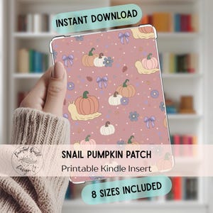 Puede incluir: Una funda rosa para Kindle con un patrón de calabazas, caracoles y lazos. Se muestra el texto "SNAIL PUMPKIN PATCH Printable Kindle Insert". También se ven las palabras "INSTANT DOWNLOAD" y "8 SIZES INCLUDED".
