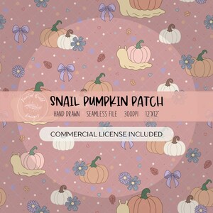 Puede incluir: Patrón repetitivo con calabazas, caracoles, lazos y flores en tonos melocotón, blanco y azul sobre fondo rosa. Se muestra el texto "SNAIL PUMPKIN PATCH". Diseño dibujado a mano con licencia comercial.
