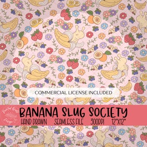 Puede incluir: Un patrón sin costuras con un diseño repetido de babosas de plátano, plátanos, fresas, arándanos, naranjas y flores sobre un fondo rosa. El texto "Banana Slug Society" se muestra en un banner en la parte inferior.