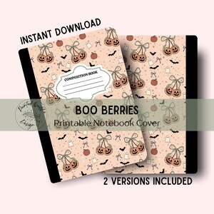 Può includere: Due quaderni con un design a tema Halloween. Le copertine presentano un motivo di zucche, fantasmi e pipistrelli su uno sfondo color pesca. Il testo "BOO BERRIES" e "Printable Notebook Cover" sono visualizzati. Sono visibili anche le parole "INSTANT DOWNLOAD" e "2 VERSIONS INCLUDED".