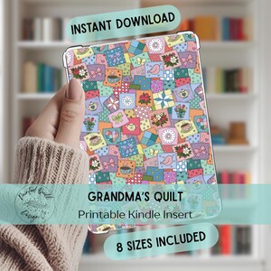 Peut inclure: Une housse Kindle avec un motif de patchwork coloré. Le motif présente des carrés avec des tasses à thé, des fleurs, des nœuds et des oiseaux dans des tons de bleu, rose, orange et vert. Le texte sur l'insert indique "GRANDMA'S QUILT" et "Printable Kindle Insert". Les mots "INSTANT DOWNLOAD" et "8 SIZES INCLUDED" sont également visibles.