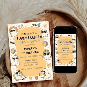 Può includere: Un invito a una festa in piscina di Summerween e uno smartphone che mostra lo stesso design. L'invito è arancione chiaro con illustrazioni di fantasmi con occhiali da sole e palloni da spiaggia. Il testo include "Summerween Pool Party".