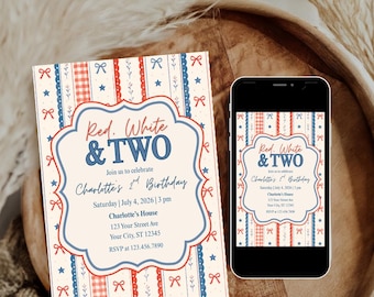 Op de afbeelding: Een verjaardagsuitnodiging met een rood, wit en blauw thema. De uitnodiging luidt "Red, White & Two" en bevat evenementdetails. Een smartphone toont hetzelfde uitnodigingsontwerp. Het ontwerp bevat strikken, sterren en een ruitpatroon.