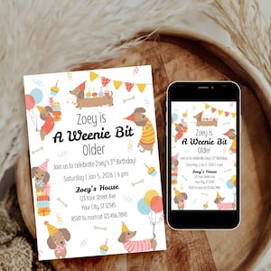 Op de afbeelding: Een verjaardagsuitnodiging met de tekst "Zoey is A Weenie Bit Older" met illustraties van teckels, ballonnen en feesthoeden. De uitnodiging staat op een witte achtergrond met de datum, tijd en locatie. Een smartphone toont dezelfde uitnodiging.
