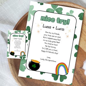Peut inclure: Deux cartes de la Saint-Patrick avec un poème pour Luna et Luca, avec un pot d'or, un arc-en-ciel et des motifs de trèfles. Les cartes ont le texte "nice try!" en vert.