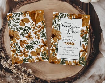 Könnte beinhalten: Zwei rechteckige Einladungskarten für ein Friendsgiving-Dinner mit einem Aquarell-Blumenmuster in Senfgelb, gebranntem Orange und Dunkelgrün. Die rechte Karte enthält schwarzen Text mit Veranstaltungsdetails und den Namen der Gastgeber.