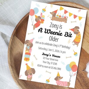 Op de afbeelding: Verjaardagsuitnodiging met illustraties van teckels met feesthoeden en ballonnen. De tekst luidt "Zoey is A Weenie Bit Older" en bevat de feestdetails: datum, tijd en locatie.