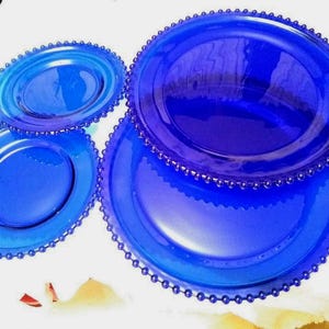 Juego de 4 platos llanos vintage Dalzell Candlewick/Atomic Star de vidrio azul cobalto