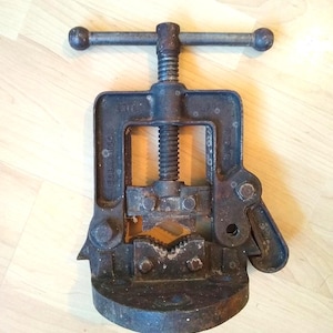 Cast Iron Pipe Vise | Vintage Hollands 401 Erie Pennsylvania | Heavy 10 Lb Bench Mount | Industrial Workshop Tool Steampunk Machinist Gift