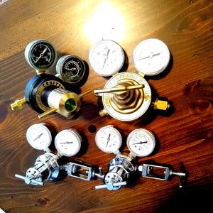 Regolatori di pressione vintage per saldatura, nitro e CO2 di Uniweld, Craftsman e Concoa
