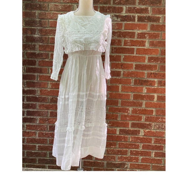 Antique Edwardian White Work Lace Tea Gown: Exquisite Detail