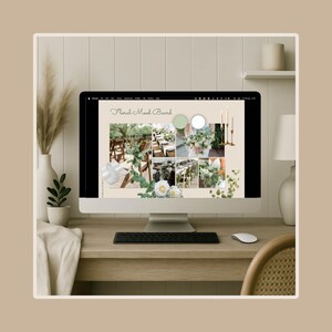 Puede incluir: Un monitor de ordenador muestra un mood board floral con imágenes de arreglos florales y decoración de bodas. El monitor está sobre un escritorio de madera con un teclado, un ratón y un jarrón decorativo con hierba de la pampa. También se ve una lámpara blanca y una planta pequeña.