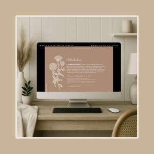 Puede incluir: Un ordenador de sobremesa muestra una página web con la palabra «Introduction» e ilustraciones florales. La pantalla está sobre un escritorio de madera con un teclado, un ratón y objetos decorativos, como un jarrón con plantas secas y una pequeña planta en maceta.