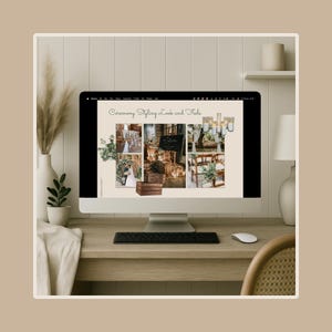 Puede incluir: Un monitor de ordenador muestra un mood board de ceremonia de boda con el texto "Ceremony Styling Look and Feels". El monitor está sobre un escritorio de madera con teclado, ratón y elementos decorativos.