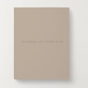 Könnte beinhalten: Ein rechteckiges, beigefarbenes Buch oder Journal mit den Worten "ECHOES OF FOREVER" in einem dunkleren Ton in der Mitte. Der Einband hat eine glatte, matte Oberfläche.