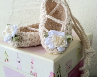 crochet ballet slippers,baby girls,white,crochet Mary Janes,baby,toddler girls,ankle ties, ivory, white,cream,embellished,straps,booties