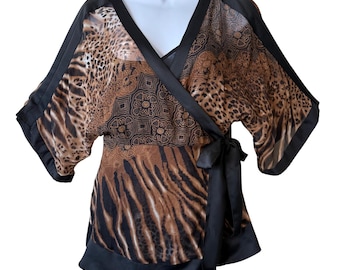 NYC Design Chemisier cache-cœur en soie à imprimé animal, taille moyenne, manches kimono à nouer à la taille