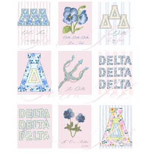 Op de afbeelding: Negen decoratieve prints met bloemen en Griekse letterontwerpen. De prints bevatten blauwe bloemen, een drietand en de Griekse letters Delta en Alpha. De achtergronden zijn roze en gestreept.