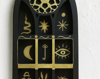 Caja de altar gótica pintada a mano: decoración de pared con símbolos esotéricos