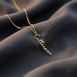 Könnte beinhalten: Eine weiße Keramik-Tasse mit schwarzem Henkel und dem Text "But First, Coffee" in schwarzer, fetter Schrift. Die Tasse steht auf einer weißen Oberfläche.