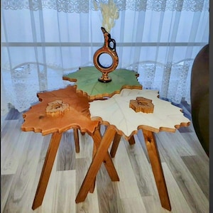 Handgefertigter Beistelltisch aus Holz in Blattform: Rustikaler, von der Natur inspirierter Akzenttisch