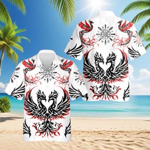 Può includere: Camicia bianca con bottoni con un sorprendente design a fenice. La camicia presenta un motivo simmetrico di fenici nere e rosse, completato da elementi decorativi. La camicia a maniche corte è ideale per l'abbigliamento casual.