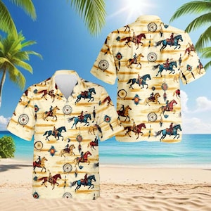 Op de afbeelding: Korte mouwen overhemd met een crèmekleurige achtergrond. Het overhemd heeft een herhalend patroon van inheemse Amerikaanse ruiters te paard in verschillende kleuren, samen met decoratieve elementen zoals veren en zonnestralen. Het overhemd wordt op een strand getoond.