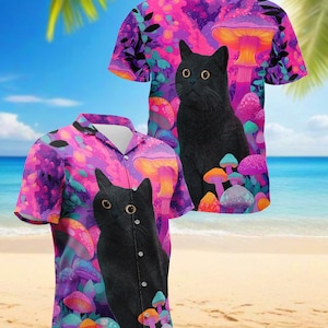 Puede incluir: Camisa de manga corta con un diseño psicodélico vibrante. La camisa presenta un gato negro rodeado de coloridas setas y follaje en tonos de rosa, morado y naranja. El fondo muestra una escena de playa.