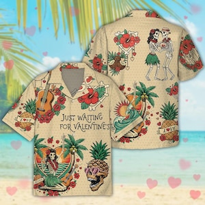 以下が含まれることがあります： ベージュ色の半袖シャツ。バレンタインデーをテーマにしたトロピカルデザイン。骸骨、ギター、パイナップル、ハイビスカスの花が繰り返し描かれています。シャツには「Just Waiting for Valentine's」と書かれています。