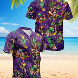 Peut inclure: Chemise boutonnée violette avec un motif vibrant sur le thème du Mardi Gras. La chemise présente un motif répété de bouffons, de masques et d'éléments festifs en vert, or et violet. La chemise à manches courtes est présentée sur une plage.