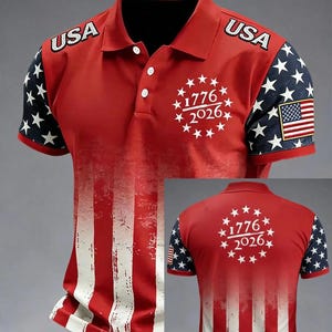Puede incluir: Polo rojo con mangas estampadas con estrellas blancas y azules y un diseño descolorido de la bandera estadounidense. La camisa presenta el texto "USA" en los hombros y "1776 2026" rodeado de estrellas.