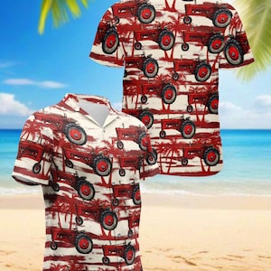 Puede incluir: Dos camisas de manga corta con un estampado de tractor rojo sobre fondo blanco. Los tractores tienen ruedas negras y detalles rojos. Las camisas están en una playa con palmeras y cielo azul.