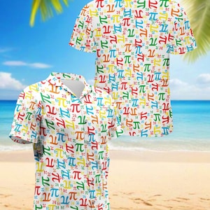 Può includere: Camicia bianca a maniche corte con un motivo colorato della lettera greca pi (π). I simboli pi sono in vari colori, tra cui rosso, giallo, verde e blu. La camicia ha un colletto button-down e una vestibilità rilassata.
