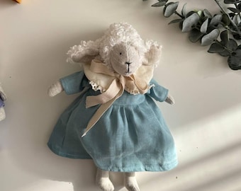 Oveja de lino hecha a mano: un peluche acogedor