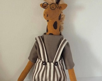 Jirafa de peluche hecha a mano para decoración infantil: