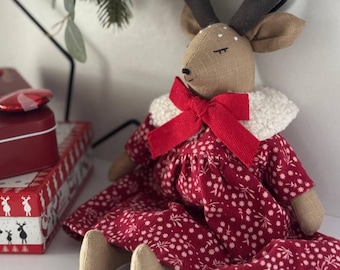 Reno de peluche hecho a mano: Decoración infantil con temática de bosque, reno navideño de peluche con vestido rojo