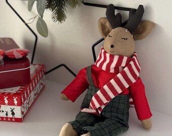 Reno de peluche de lino hecho a mano: adorno navideño de ciervo con suéter