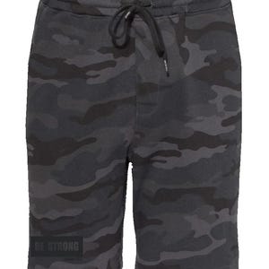Op de afbeelding: Donkergrijze camouflage shorts met een tailleband met trekkoord. De shorts hebben de tekst "BE STRONG" in een rechthoekige doos op het linkerbeen. De shorts zijn gemaakt van zacht materiaal en geschikt voor casual wear.