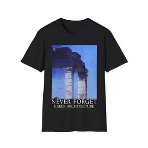 Könnte beinhalten: Schwarzes T-Shirt mit einem rechteckigen Bild griechischer Architektur, das zwei Säulen vor blauem Himmel zeigt. Der Text "NEVER FORGET GREEK ARCHITECTURE" ist darunter in Weiß gedruckt.