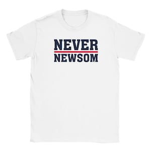 Puede incluir: Camiseta blanca con las palabras "NEVER NEWSOM" en letras mayúsculas azul marino, separadas por una línea horizontal roja. La camiseta tiene cuello redondo y mangas cortas.