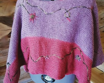 Poncho de punto y bordado en rosa y lila