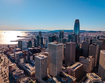 Impresión del horizonte de San Francisco: Vista aérea del área de la bahía durante la hora dorada (descarga digital)